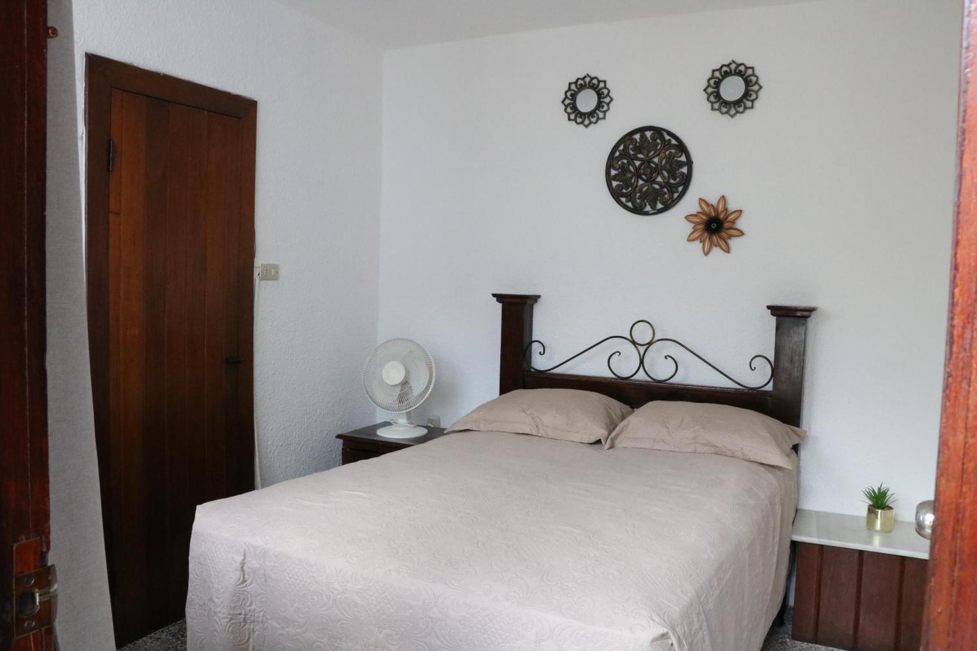 Hostal Los Volcanes Guatemala City Екстер'єр фото